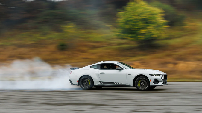 Ford Mustang EcoBoost RTR 2026 tiene grandes capacidades para el drifting.