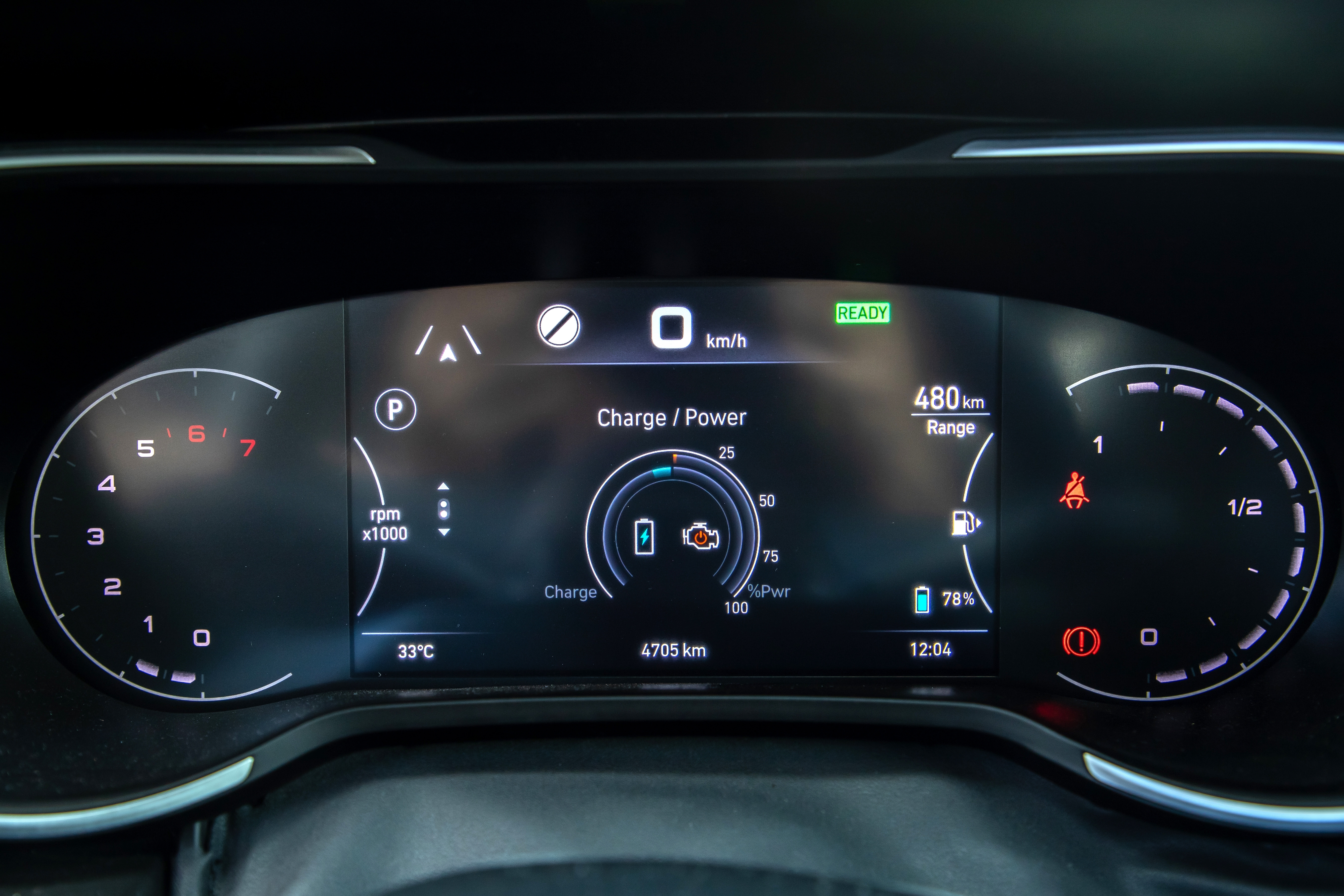 El Sistema One Pedal Driving se complementa con el sistema de frenado regenerativo.