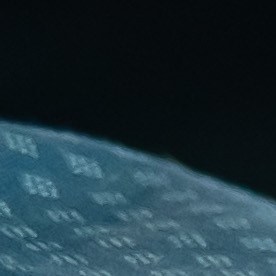 Mano con reloj ajustando palanca de cambios en consola de lujo.