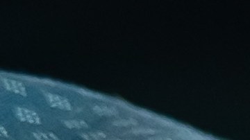 Mano con reloj ajustando palanca de cambios en consola de lujo.