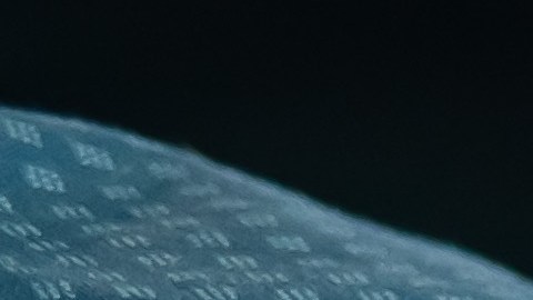 Mano con reloj ajustando palanca de cambios en consola de lujo.