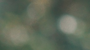 Mecánico con guantes revisando tapón de aceite, consejos para detectar y solucionar humo en motores de autos.