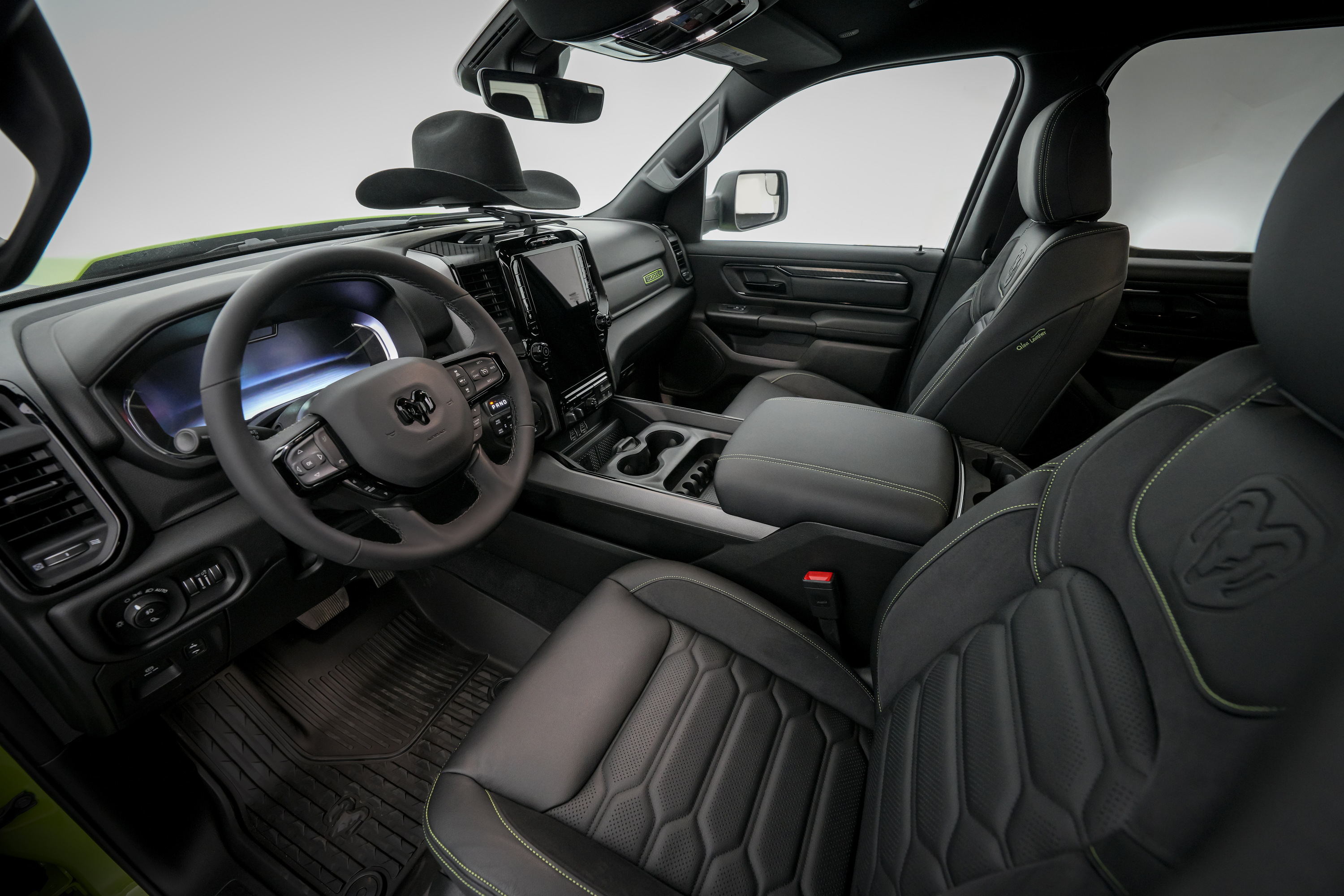 Dentro de la cabina del concepto The Dude, los asientos de cuero Alea, delanteros y traseros, cuentan con costuras de color verde brillante rodeadas de piezas de adorno oscuras en las puertas