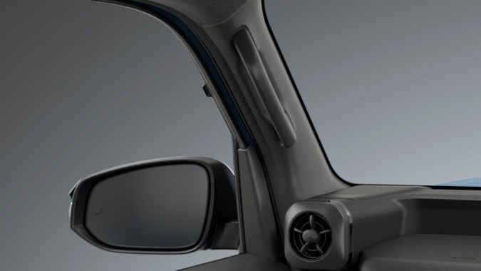 Interior Toyota Land Cruiser FJ 2025: tablero digital 9", volante cuero y asientos off-road cómodos.