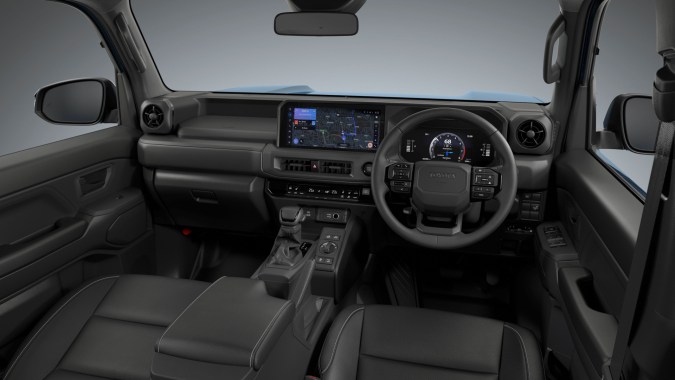 Interior Toyota Land Cruiser FJ 2025: tablero digital 9", volante cuero y asientos off-road cómodos.
