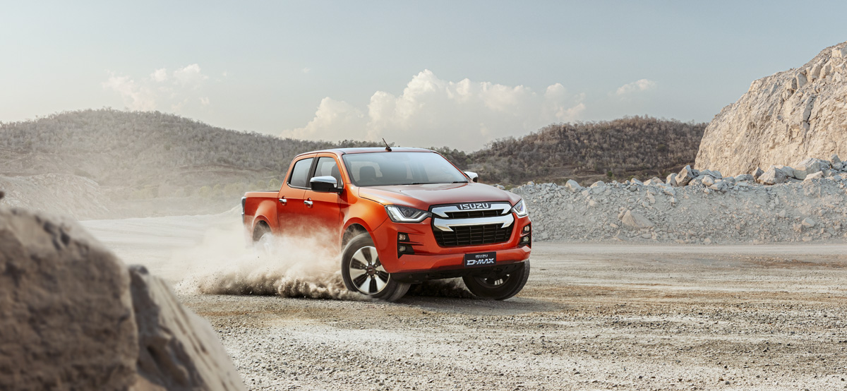 Isuzu D-Max 2025 color naranja en terreno off-road