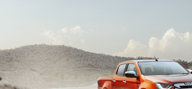 Isuzu D-Max 2025 color naranja en terreno off-road