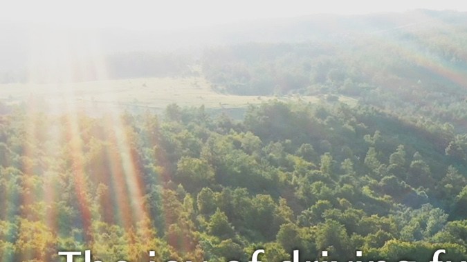 Carretera rodeada de naturaleza, lema sostenible Mazda para Japan Mobility Show 2025.