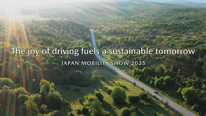 Carretera rodeada de naturaleza, lema sostenible Mazda para Japan Mobility Show 2025.