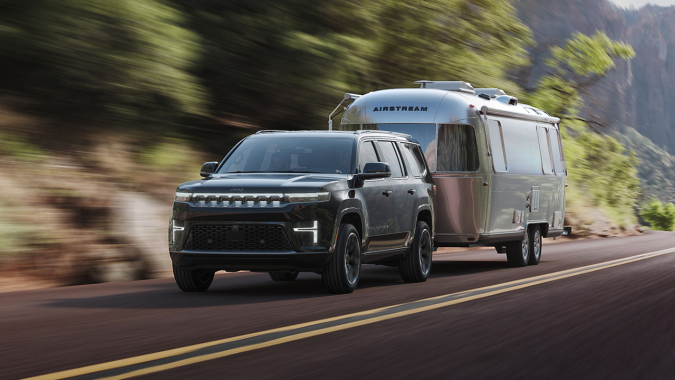 Jeep Grand Wagoneer 2026 tiene capacidad de remolque de hasta 10,000 libras.