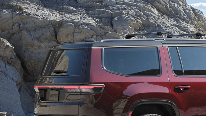 Jeep Grand Wagoneer 2026 tiene grandes capacidades todoterreno y de autonomía.