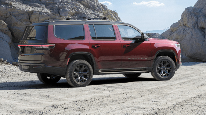 Jeep Grand Wagoneer 2026 tiene grandes capacidades todoterreno y de autonomía.
