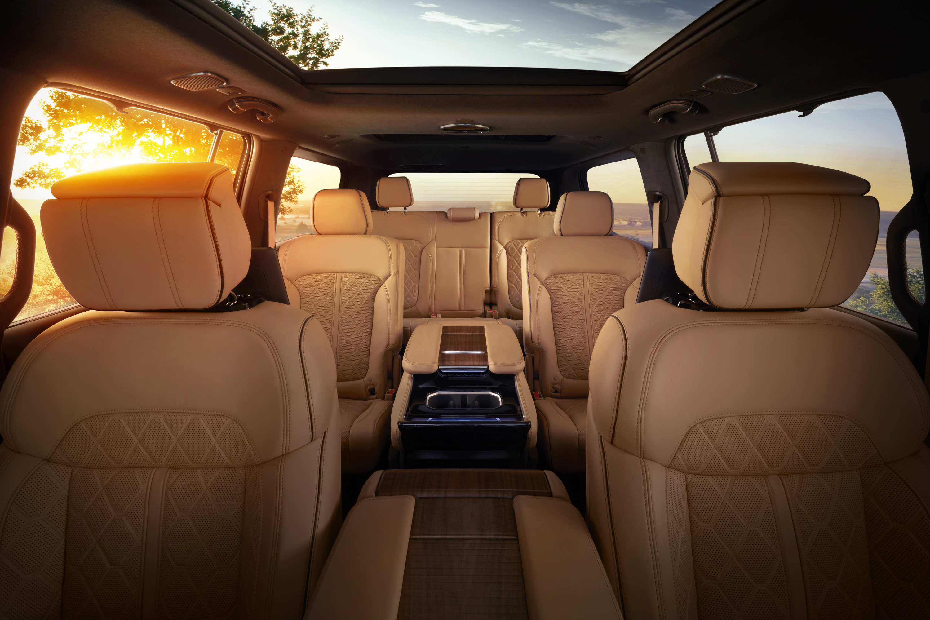 Jeep Grand Wagoneer 2026 tiene capacidad para seis o siete ocupantes.