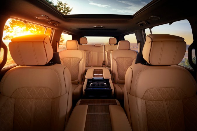 Jeep Grand Wagoneer 2026 tiene capacidad para seis o siete ocupantes.