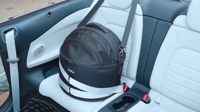 El Dog Car Carrier de Pawsincar ofrece un traslado seguro de tu mascota.