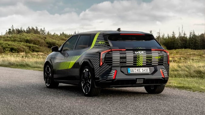 Kia EV4 GT 2026 fue mostrado en su versión hatchback.