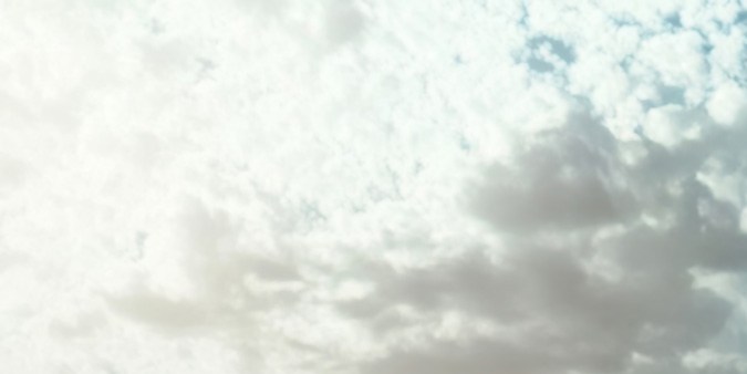 Toyota Land Cruiser FJ azul 2025: vista trasera off-road con rueda repuesto en desierto árido.