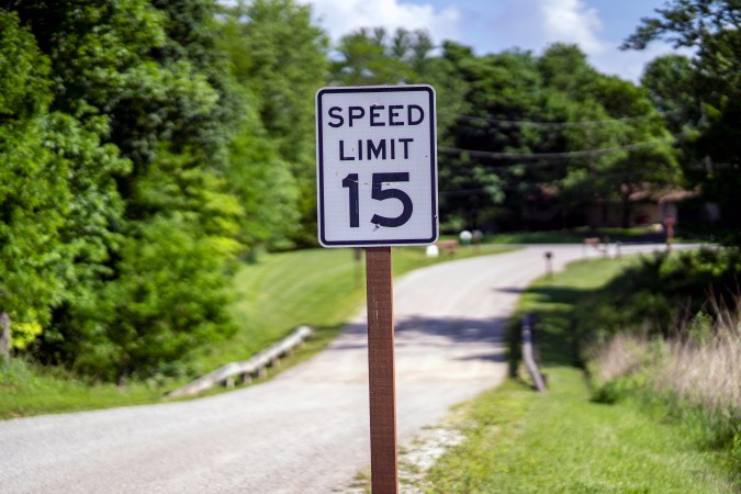 límite de velocidad bajo