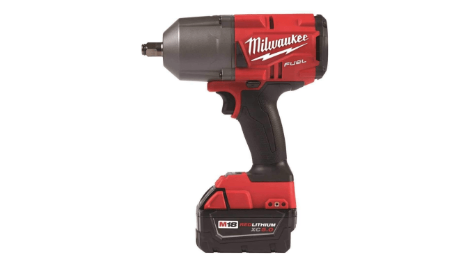 Llave de impacto inalámbrica Milwaukee 2767-20 M18 es sumamente costosa pero buena.