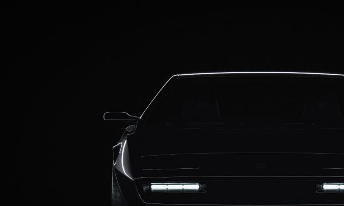 la silueta wedge icónica revive en fibra de carbono, lista para cortar el viento 50 años después.