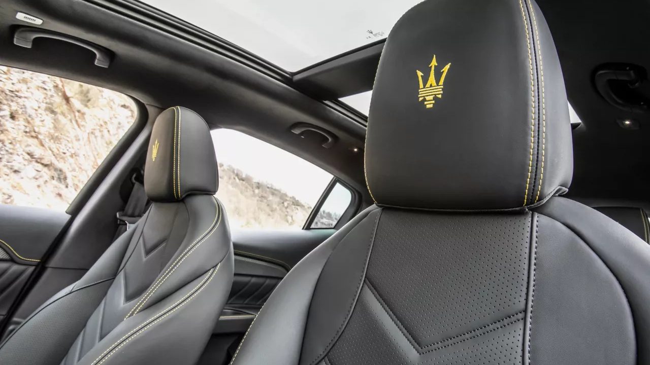 Maserati Grecale Trofeo 2025 tiene acabados elegantes en el interior.