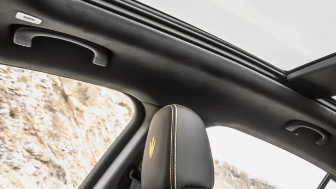 Maserati Grecale Trofeo 2025 tiene acabados elegantes en el interior.