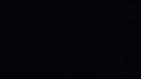 Vwhículo de Mazda cubierto con una lona, anticipando su prsentación en un salón de autos.