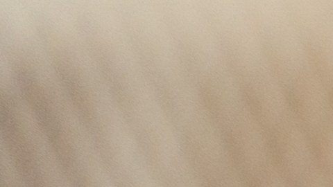 Auto check up y el concepto de taller de servicio de coche. Mecánico escribiendo lista de comprobación de trabajo al Portapapeles para estimar la cotización de reparación al cliente en el taller de garaje.