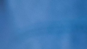 Mecánico ajustando motor con herramientas, mantenimiento automotriz, reparación profesional en taller de coches.