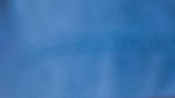 Mecánico ajustando motor con herramientas, mantenimiento automotriz, reparación profesional en taller de coches.