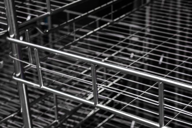 Estantería de alambre metálico en almacén oscuro y ordenado.