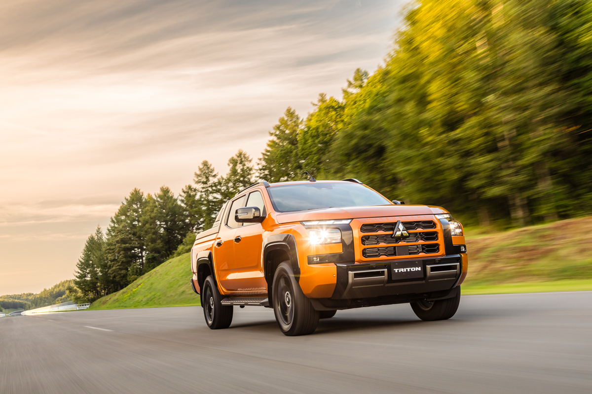 Mitsubishi Triton pick-up naranja 2025 en carretera