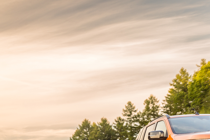 Mitsubishi Triton pick-up naranja 2025 en carretera