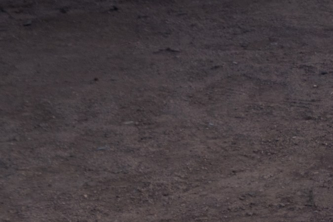 Motor HEMI V8 SRT bajo el capó de un Dodge Charger, mostrando detalles del sistema de admisión y componentes mecánicos.