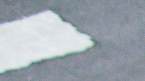 peatón esperando para cruzar la calle