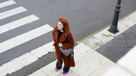 peatón esperando para cruzar la calle