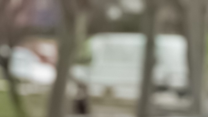 persona ciega cruzando un paso de peatones