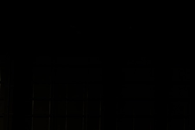 Familia Toyota Land Cruiser FJ 2025: tres SUVs compactos retro bajo logo oficial en exhibición.