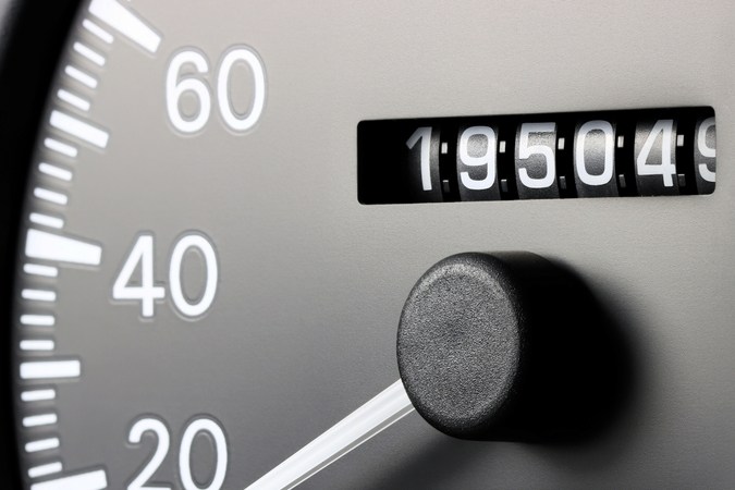 Odómetro clásico mostrando kilometraje, perfecto para evaluar el uso del vehículo sin reinicio por cambio de motor.