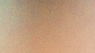 Odómetro de auto mostrando kilometraje: Panel de vehículo con odómetro digital, ideal para verificar distancia recorrida tras cambio de motor.