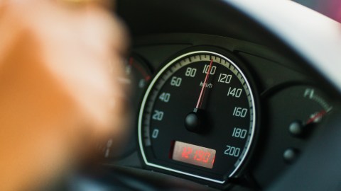 Odómetro de auto mostrando kilometraje: Panel de vehículo con odómetro digital, ideal para verificar distancia recorrida tras cambio de motor.