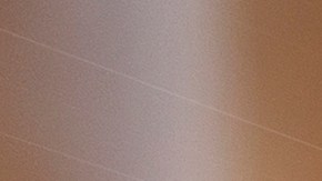 Parasol reflectante colocado en el parabrisas de un carro blanco para proteger el interior del sol.