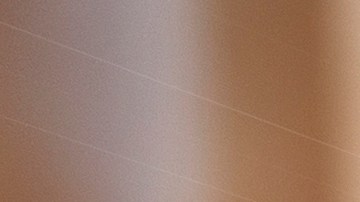 Parasol reflectante colocado en el parabrisas de un carro blanco para proteger el interior del sol.