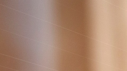 Parasol reflectante colocado en el parabrisas de un carro blanco para proteger el interior del sol.