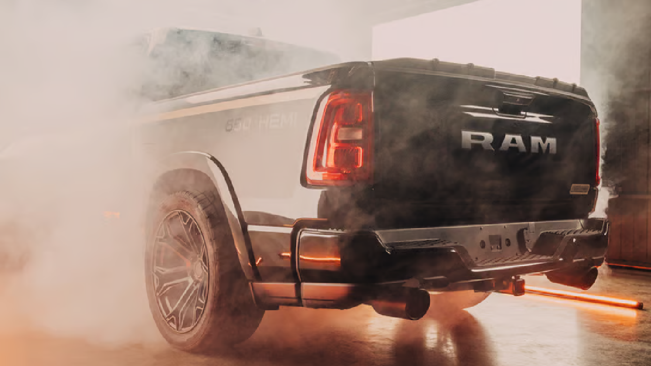 Ram 1500 Lowered tiene dos escapes de acero inoxidable.