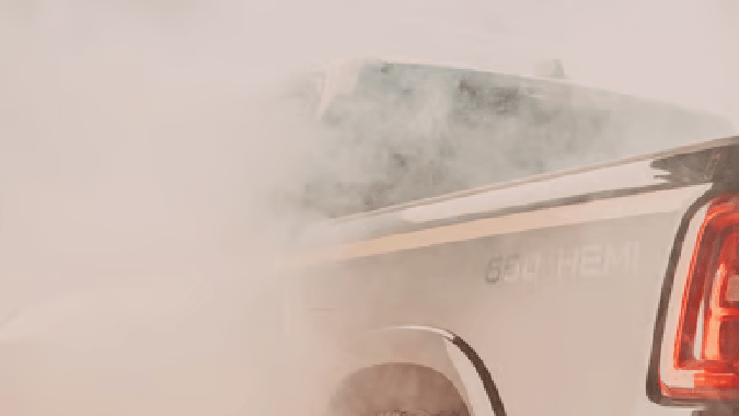 Ram 1500 Lowered tiene dos escapes de acero inoxidable.