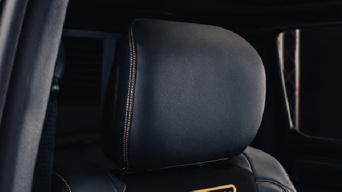 Ram 1500 Lowered tiene un interior con acabados de cuero.