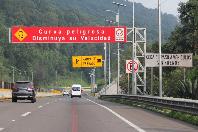 rampa para reducir la velocidad en carretera