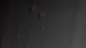 Las llantas de los autos se ensucian fácilmente.