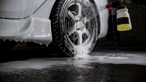 Las llantas de los autos se ensucian fácilmente.